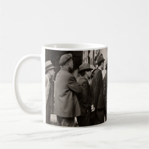 GRAYSCALE FOTOGRAFIE VAN MANNEN DIE IN HET HUIS ST KOFFIEMOK