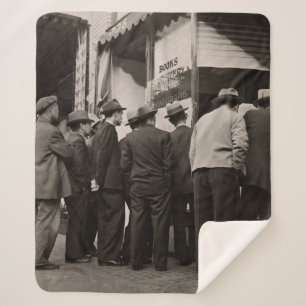GRAYSCALE FOTOGRAFIE VAN MANNEN DIE IN HET HUIS ST SHERPA DEKEN