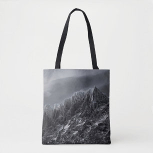 GRAYSCALE FOTOGRAFIE VAN MOUNTAIN DRAAGTAS