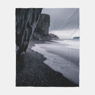 GRAYSCALE FOTOGRAFIE VAN SEASHORE EN CALM ZEE FLEECE DEKEN