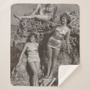 GRAYSCHAALFOTO VAN DRIE VROUWEN, STANDAARD EN SITT SHERPA DEKEN