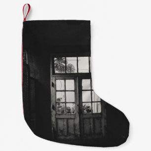 GRAYSCHAALFOTO VAN HOUTTEN MET KRACHTIGE GLASDEUR KLEINE KERSTSOK