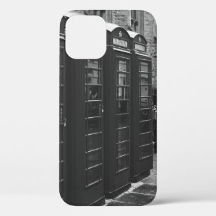 GRAYSCHAALFOTO VAN VIER TELEFOONBOOTHEN DIE VERBON iPhone 12 HOESJE