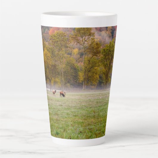 Grazing Elk Paar Latte Mok (Voorkant)
