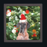 Great Dane w Christmas Tree Cadeaux Boîtes de Noël<br><div class="desc">Un mignon chien de la Grande Danse portant le chapeau rouge du Père Noël et posant devant l'arbre de Noël joliment décoré,  avec des boîtes cadeaux bonhomme de neige,  ours en peluche,  ornements de Noël. Un cadeau parfait pour ce Noël !</div>