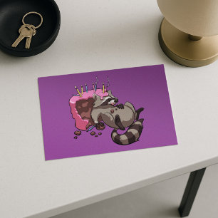 Greedy Raccoon vol met Birthday Cake Cartoon Briefkaart