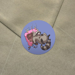 Greedy Raccoon vol met Birthday Cake Cartoon Ronde Sticker