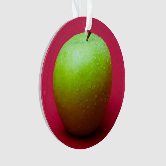 Green apple on red background (devant)