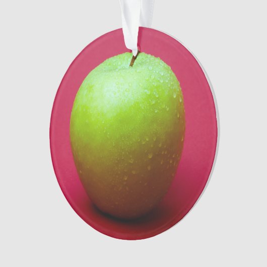 Green apple on red background (devant)