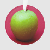Green apple on red background (devant)
