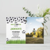 Green Ball Soccer Anniversaire Invitations avec ph (Debout devant)