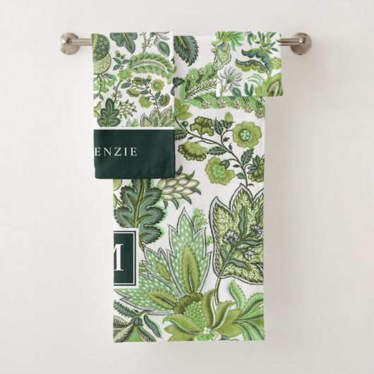 Green Boho Floral Monogram Bad Handdoek (Insitu)