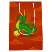Green Chinese Dragon on Red Medium Cadeauzakje (Achterkant)