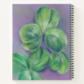 Green Clover Shamrocks op Paarse pasteelkunst Notitieboek (Achterkant)
