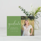 Green Elegant Script Graduation Photo | Invitation (Debout devant)