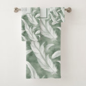 Green Feathers Delicate Gray Monogrammed Bad Handdoek (Insitu)