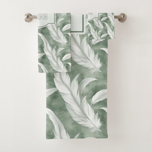 Green Feathers Delicate Gray Monogrammed Bad Handdoek (Insitu)