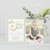 Green Gingham Two Silly Goose Birthday Invitation (Debout devant)