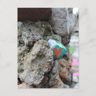 Green Gold Heart Painted Heart Rock op Rock Wall Briefkaart