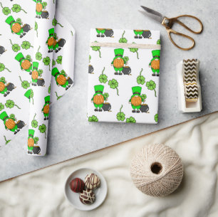 Green Leprechaun Gnome met Shamrock Cadeaupapier