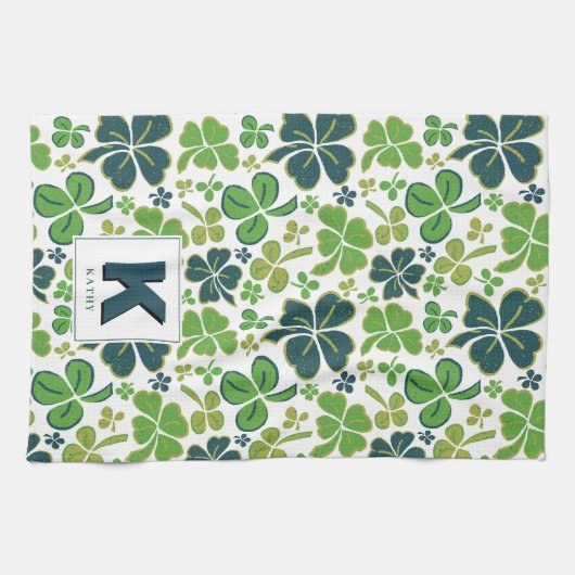 Green Lucky Shamrock Clover Pattern Monogrammed Theedoek (Horizontaal)
