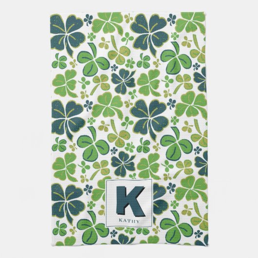 Green Lucky Shamrock Clover Pattern Monogrammed Theedoek (Verticaal)