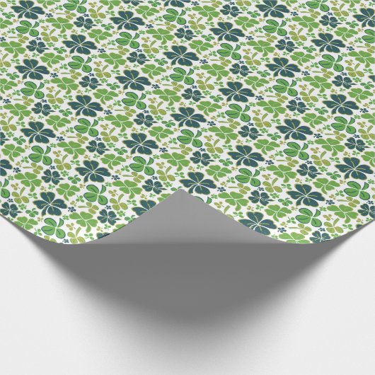 Green Lucky Shamrocks Clover St. Patrick's Day Cadeaupapier (Hoek)