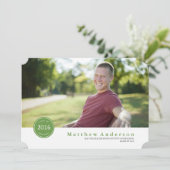 Green Modern Badge Afstuderen Uitnodiging (Staand voorkant)