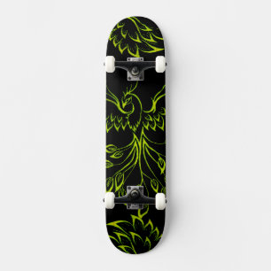 Green Phoenix stijgt op zwart Skateboard