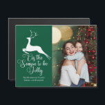 Green Reindeer Photo de Noël Cette saison Magnet<br><div class="desc">Un élégant cerf blanc saute au-dessus des mots de Noël Tis the Season to be Jolly sur cette belle carte magnétique de vacances. Élégance classique avec un joli renne sur la calligraphie magnifique et votre photo de famille remplissant le devant de ces cartes magnétiques vertes festives.</div>