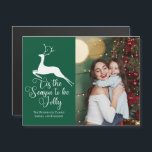 Green Reindeer Photo de Noël Cette saison Magnet<br><div class="desc">Un élégant cerf blanc saute au-dessus des mots de Noël Tis the Season to be Jolly sur cette belle carte magnétique de vacances. Élégance classique avec un joli renne sur la calligraphie magnifique et votre photo de famille remplissant le devant de ces cartes magnétiques vertes festives.</div>