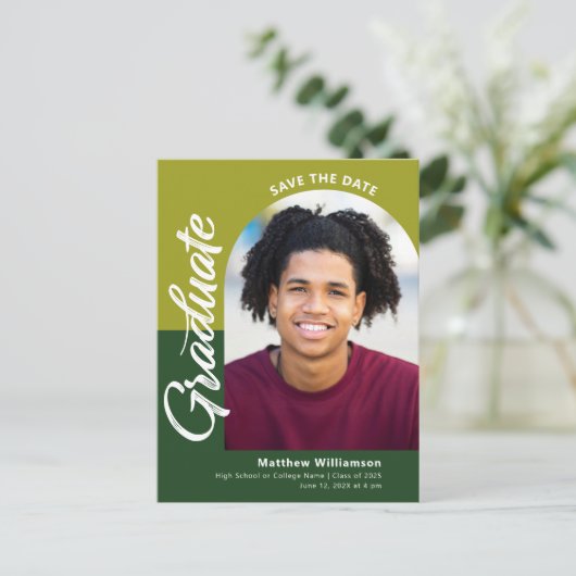 Green Save Date Afstuderen Photo Bold Arch Script Uitnodiging Briefkaart (Staand voorkant)