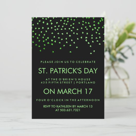 Green Shamrock Confetti op Black St Patrick's Day Kaart (Staand voorkant)