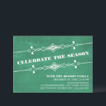 Green Slanted Chalkboard Fête Invitation<br><div class="desc">Elégante et élégante Slanted Chalkboard Holiday Party Invitation en vert foncé avec une bordure art déco et un look arrière - plan en damier tendance. Cette invitation chic est parfaite pour inviter des amis pour votre bain de vacances ! Facile à customiser, ajoutez simplement les détails de votre partie dans...</div>