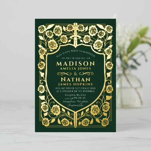 Green Sword Shield middeleeuwse monogram bruiloft Folie Uitnodiging (Staand Voorkant)