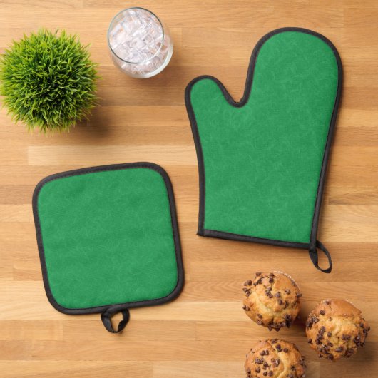 Green textured surface with  swirling pattern ovenwant & pannenlap set (Top down)