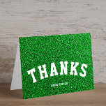 Green Turf Athlete Sports Carte de remerciements<br><div class="desc">Ce carte de remerciements moderne dispose d'un arrière - plan de gazon vert et d'une typographie moderne. Sur le recto de la carte, il est dit "merci" avec votre nom. C'est une carte de remerciements amusante pour les fêtes d'anniversaire des enfants. Vous pouvez ajouter du texte supplémentaire à l'intérieur, tel...</div>