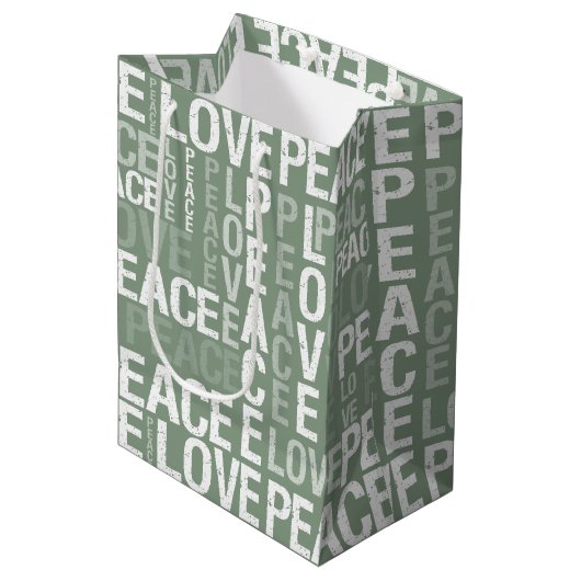 Green White Peace Love Christmas Medium Cadeauzakje (Voorkant Gekanteld)