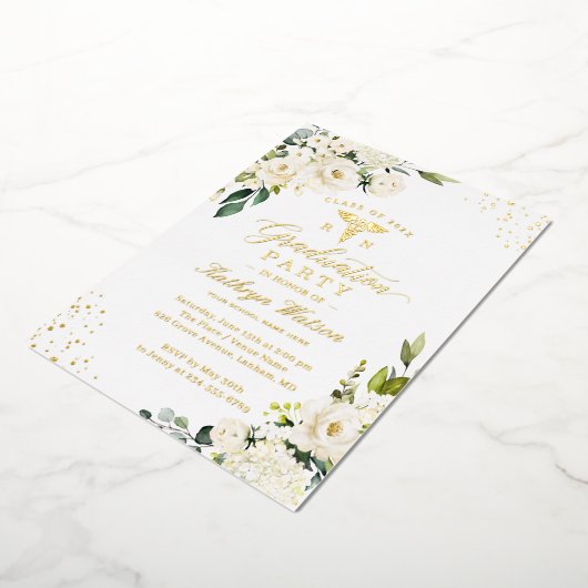 Greenery Gold Floral Nursing School Afstuderen Folie Uitnodiging (Gedraaid)