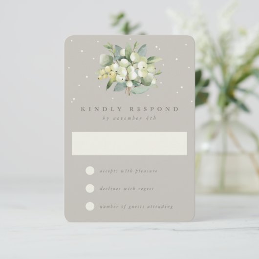 Greige Snowberry + Eucalyptus Winter bruiloft RSVP Kaartje (Staand voorkant)