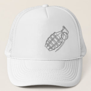 grenade sur le casquette blanc