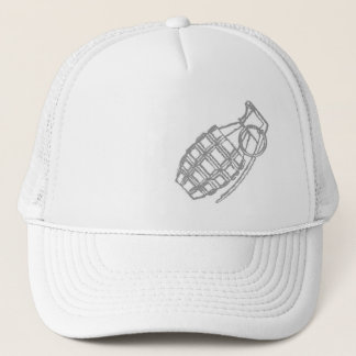 grenade sur le casquette blanc