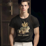 Grenouille Porter une couronne royale drôle Prince<br><div class="desc">Embrasse le beau prince qui porte ce T-shirt "Prince Charming". Ce drôle de design léger a un prince de grenouille portant une couronne d'or royal avec le texte que vous pouvez commander comme écrit ou personnaliser avec votre propre texte désiré. Il fait un grand choix pour votre beau prince préféré...</div>