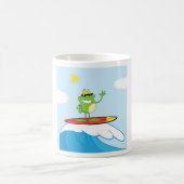 Grenouille Surfant Sur Un Océan Vague De Café Mug (Centre)