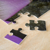 grenouille verte sur un puzzle de lièvres pourpre (Côté)