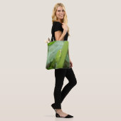 grenouille verte vive sur un sac fourre-tout (Sur le modèle)