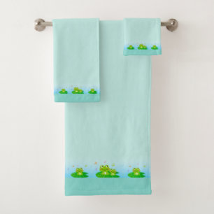 Grenouilles drôles et heureuses sur serviette de b