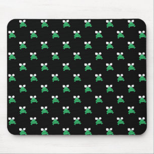 Grenouilles vertes sur le tapis de souris noir