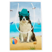 Grens Collie Dog op strand Medium Cadeauzakje (Voorkant)