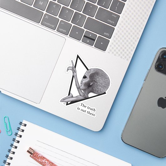 Grey Alien, de waarheid is er Sticker (Laptop met iPhone)